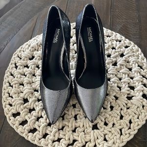 Beautiful Michael Kors silver pumps